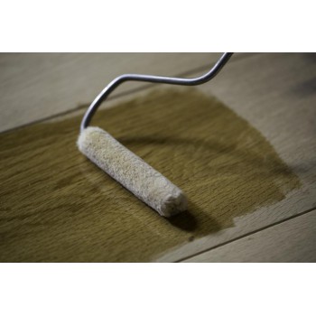 Appliquer une couche autant que le bois puisse absorber l'huile, au spalter ou au rouleau laqueur. Appliquer une couche autant que le bois puisse absorber l'huile, au spalter ou au rouleau laqueur.