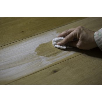 Après avoir imprégné une bande de 60 cm, retirer les surplus avec un chiffon. Après avoir imprégné une bande de 60 cm, retirer les surplus avec un chiffon.